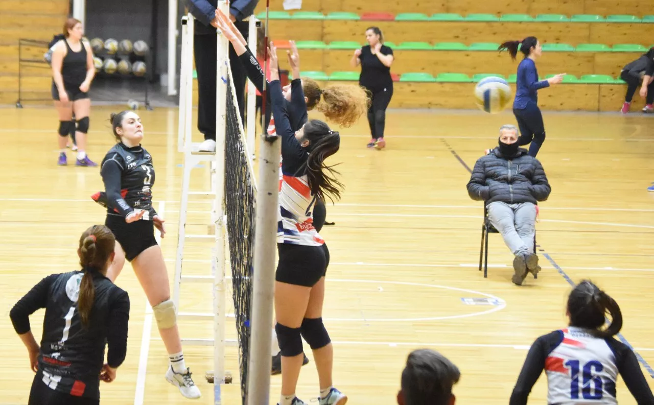 Voley, Regatas y Policial definen el campeón