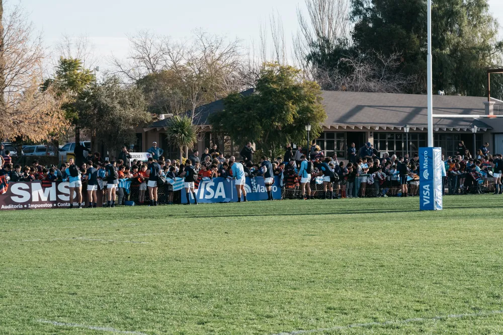 los-pumas-junto-a-la-gente-en-el-club-los-tordos_53027337107_o