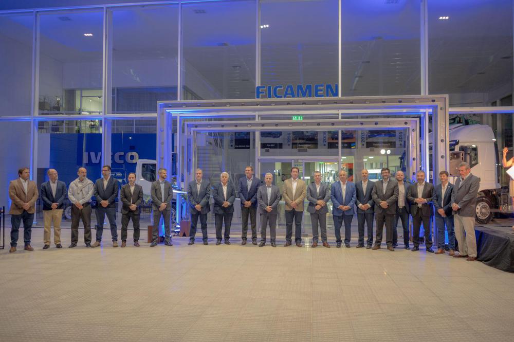 Directivos, funcionarios y representantes de Iveco en la nueva sucursal Ficamen en San Juan