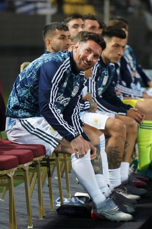Lio Messi, en el banco ante Uruguay, jugó los últimos 15