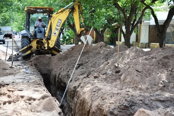 agua-y-cloacas-en-calle-Murialdo-1-700x467